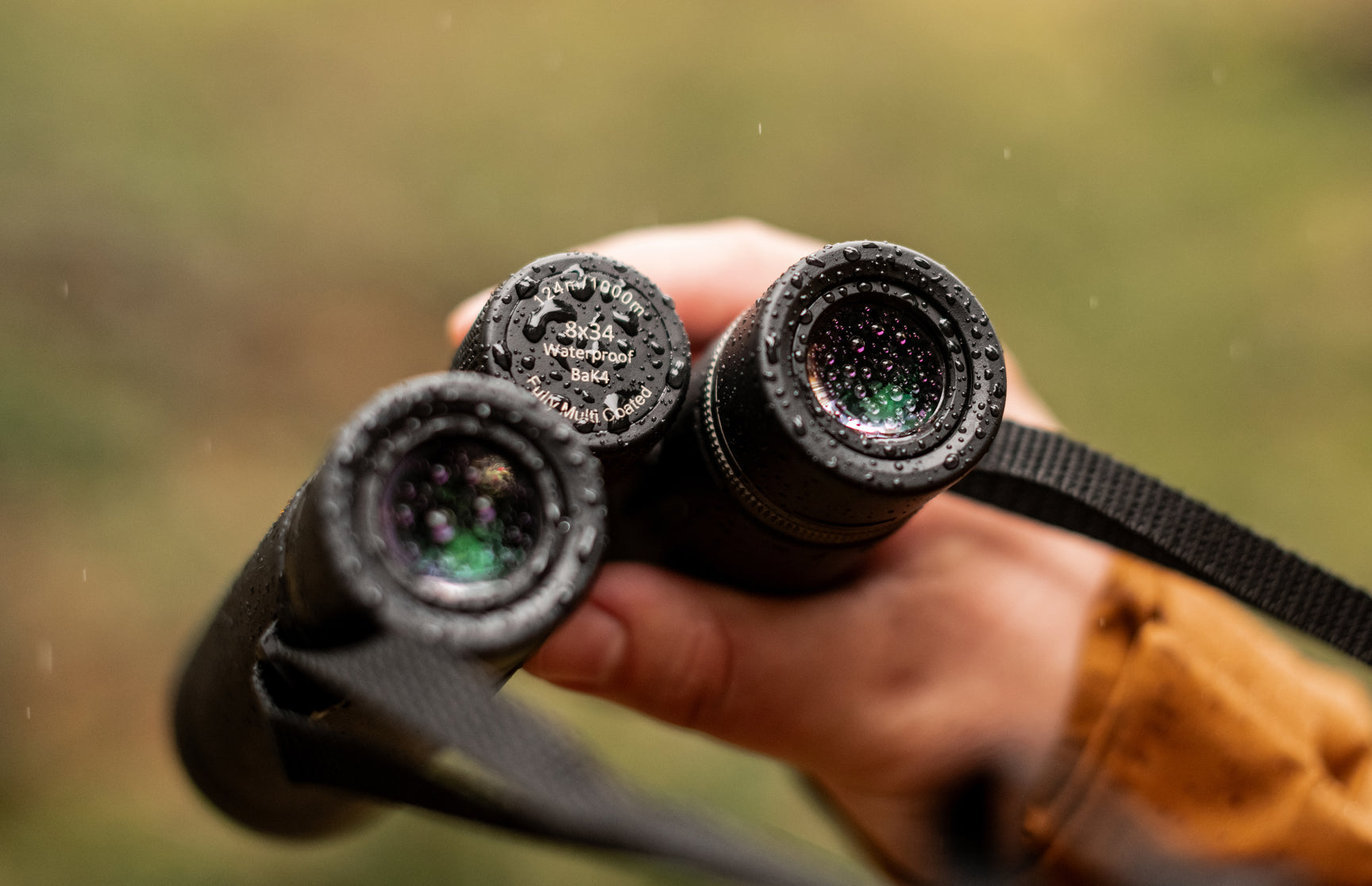 verrekijker in hand