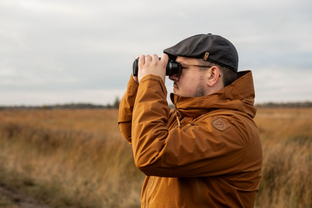 man kijkt door Bynolyt verrekijker