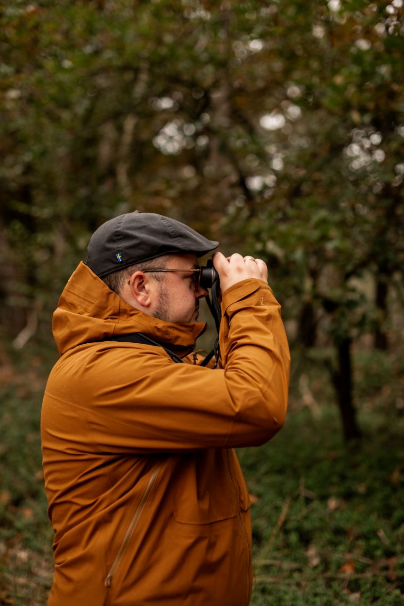 Man kijkt door Bynolyt verrekijker