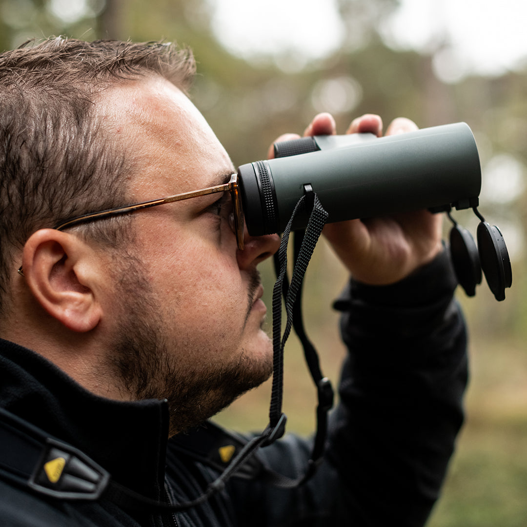 Kijken door Bynolyt verrekijker